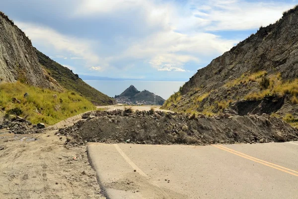 Politische Straßenblockade aus Gestein und Schutt in Bolivien — Stockfoto