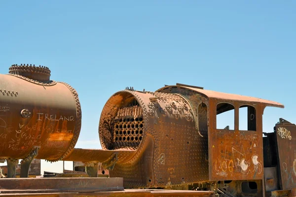 Rostig ånglok, träna cemetery i Bolivia — Stockfoto