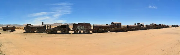 Locomotives à vapeur rouillées, cimetière ferroviaire en Bolivie — Photo