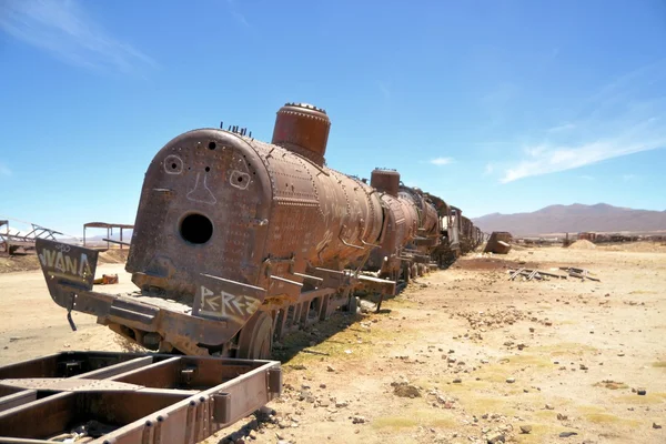 生锈的蒸汽机车，列车在玻利维亚公墓 — 图库照片