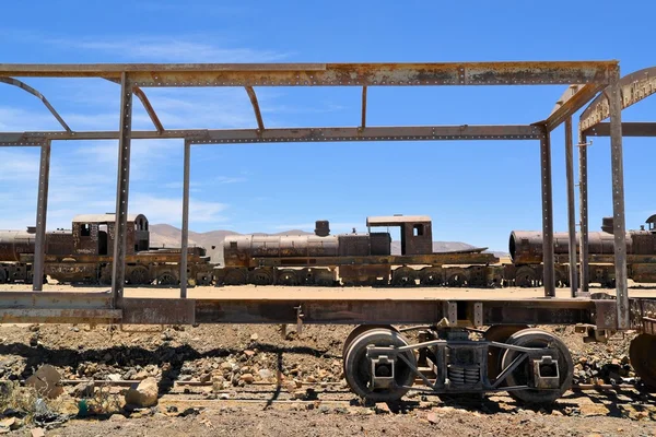 Locomotoras de vapor oxidadas, cementerio de trenes en Bolivia — Foto de Stock