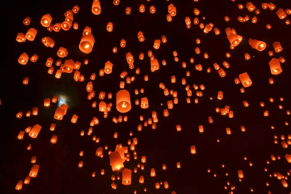 Buddhistisches Laternenfest in Chiang Mai, Thailand — Stockfoto