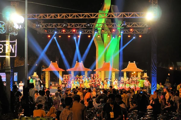 Folklore Show at Madura Bull Race, Indonesia — Stock Photo, Image