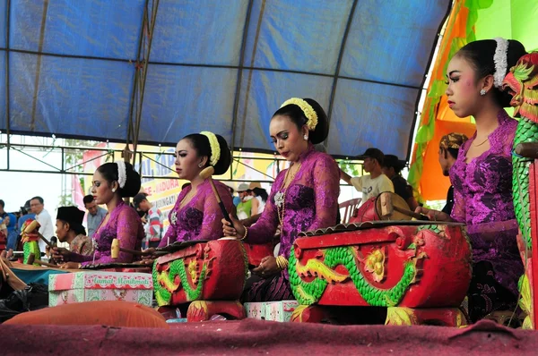 Traditionelle musik beim madura-stierrennen, indonesien — Stockfoto
