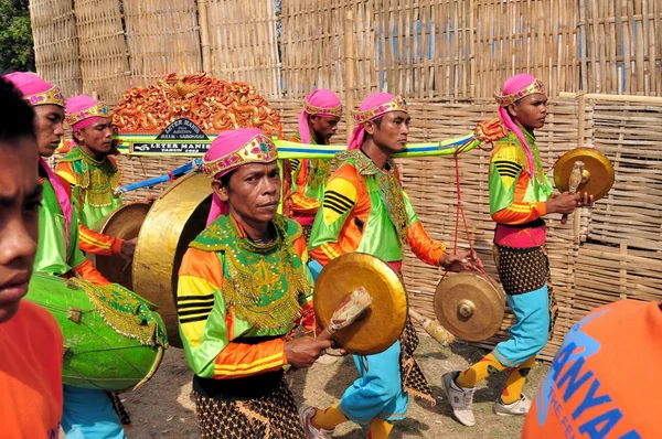 マドゥラ雄牛レース、インドネシアで伝統的な音楽 — ストック写真