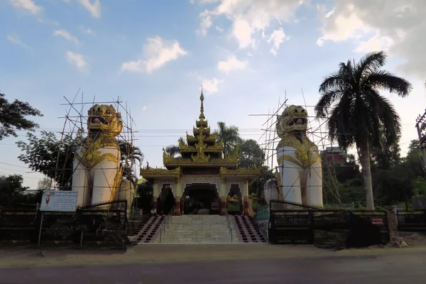 Löwen vor dem Tempel der Ngahtatkyi-Pagode, Yangon — Stockfoto