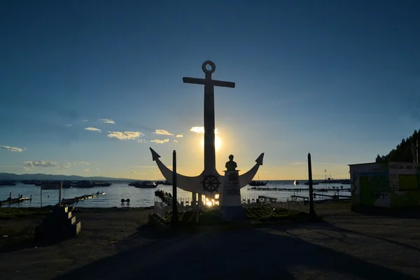 Pier with anchor at Titicaca lake — Stock Photo, Image