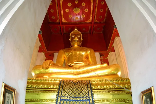 Sitting golden Buddha in former capital Ayutthaya — Stock Photo, Image