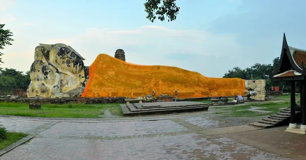 Odchylane Buddy, Wat Yai Chai Mongkol, Ayutthaya — Zdjęcie stockowe