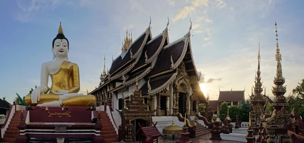 Vergadering Boeddha standbeeld in Chiang Mai tempel — Stockfoto