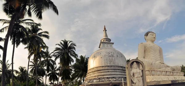 Silberpagode und Buddha in Sri Lanka — Stockfoto