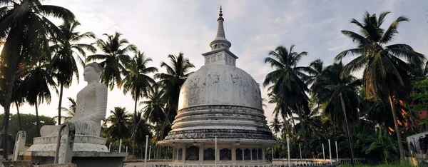 Pagode de Prata e buddha em Sri Lanka — Fotografia de Stock