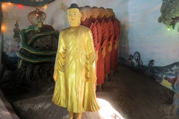 Budda z uczniami, Ngahtatkyi Pagoda świątyni, Yangon — Zdjęcie stockowe