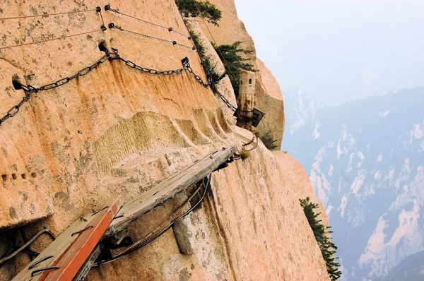 Dangerous walkway at top of holy Mount Hua Shan, China — Stock Photo, Image