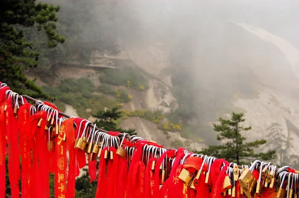 Golden locks at holy Mount Hua Shan, China — Stock Photo, Image