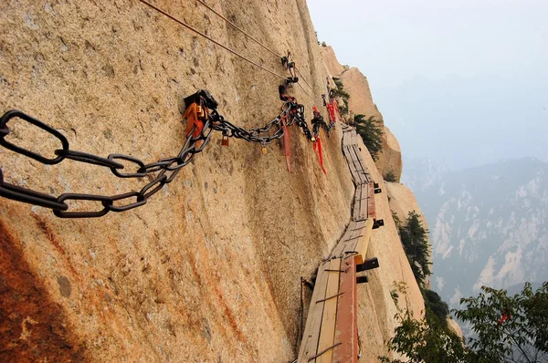 Passerelle dangereuse au sommet du mont Hua Shan, Chine — Photo