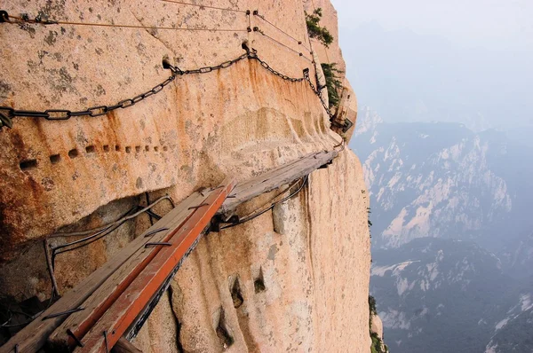 Niebezpieczny chodnik na górze świętej górze Hua Shan, Chiny — Zdjęcie stockowe