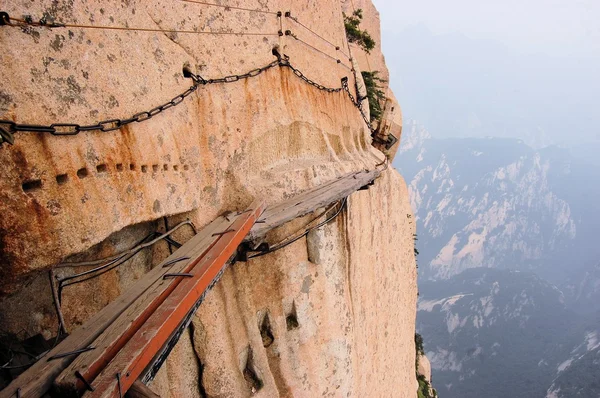 Peligrosa pasarela en la cima del santo Monte Hua Shan, China — Foto de Stock