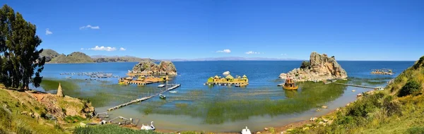 Traditional Floating Island in Lake Titicaca — Stock Photo, Image