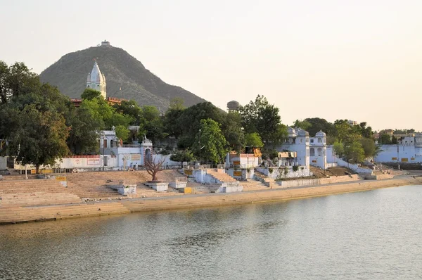 Ghats en el lago en la ciudad santa de Pushkar, India — Foto de Stock