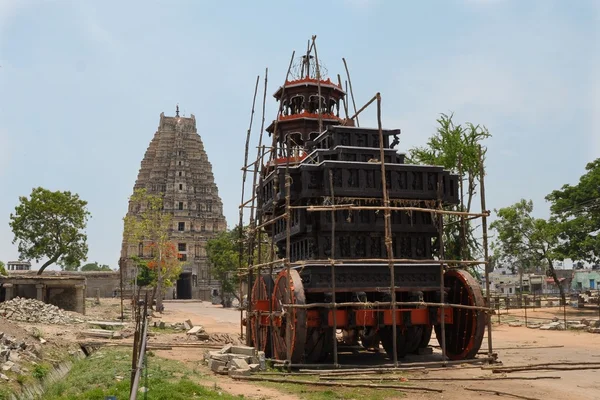 Carruagem de madeira para um festival hindu em Hampi, Karnataka, Índia — Fotografia de Stock