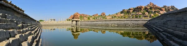 Бассейн с древней водой в Хампи, Индия — стоковое фото