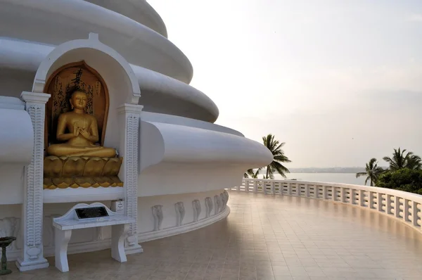 Japanse vrede pagode bij Rumassala, Galle, Sri Lanka — Stockfoto