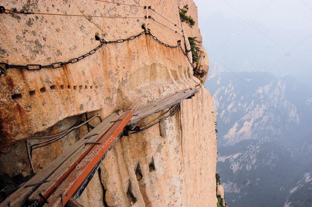 Pericolosa passerella superiore del Sacro Monte Hua Shan, Cina — foto stock