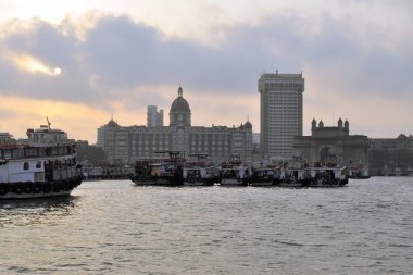 Mumbai liman kapısı Hindistan, Hindistan ile