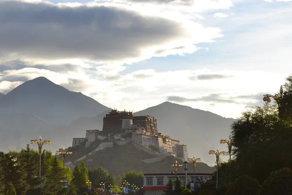 Palác Potala, bývalé sídlo dalajlámy v Lhase, Tibet — Stock fotografie