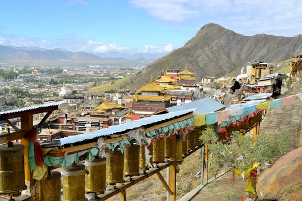 Молитвенные колеса вокруг монастыря в Шигаце, Тибет — стоковое фото