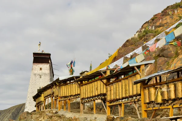 在西藏日喀则的修道院周围祈祷轮子 — 图库照片