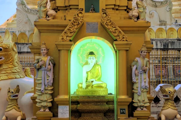 Buddha statyer på Shwedagon, Yangon, Burma — Stockfoto