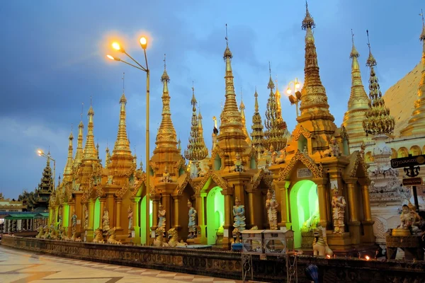 Schwedagon 宝塔，在缅甸最重要的佛教寺庙 — 图库照片