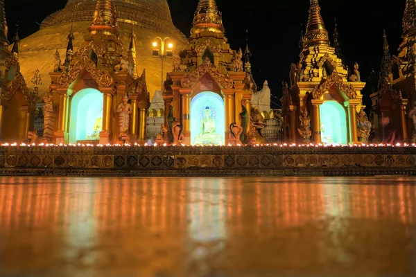 Schwedagon Pagoda, Burma'daki en önemli Budist tapınağı — Stok fotoğraf