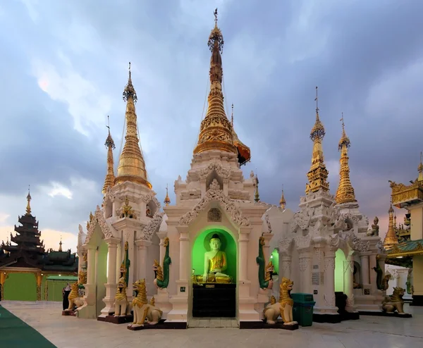 Schwedagon Pagoda, Burma'daki en önemli Budist tapınağı — Stok fotoğraf