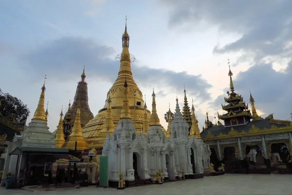Schwedagon Pagoda, Burma'daki en önemli Budist tapınağı — Stok fotoğraf
