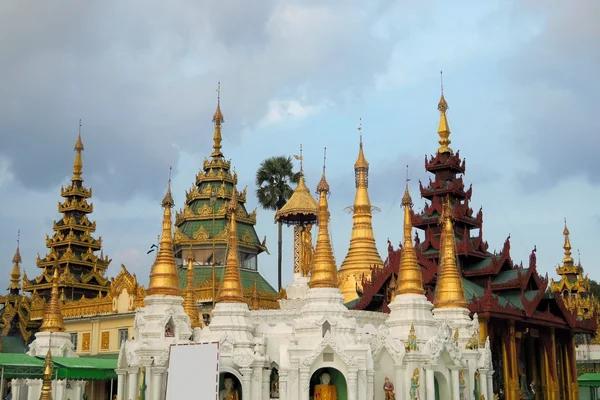 Schwedagon Pagoda, most important Buddhist temple in Burma — Stock Photo, Image