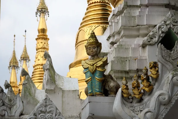 Schwedagon 宝塔，在缅甸最重要的佛教寺庙 — 图库照片