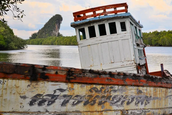 タイで釣り船の難破船 — ストック写真