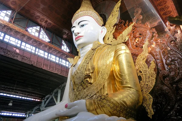 Bouddha dans le temple de la pagode Ngahtatkyi, Yangon — Photo