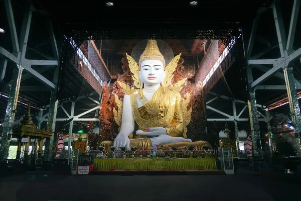 Buddha in Ngahtatkyi Pagoda Temple, Rangún — Foto de Stock