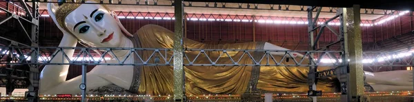 Huge reclining Buddha in Yangon, Myanmar — Stock Photo, Image