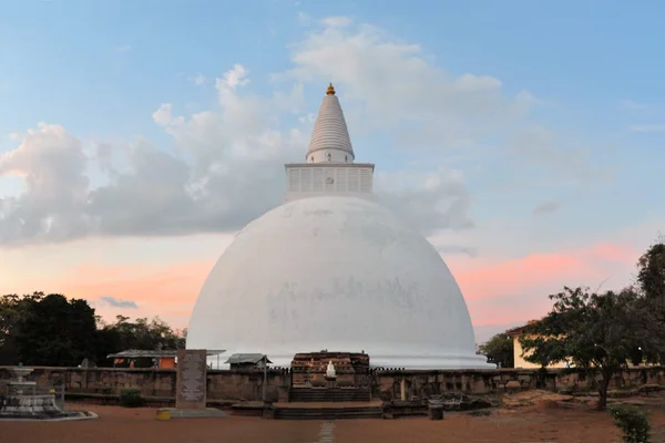 Mirisavatiya Dagoba Stupa, Anuradhapura, Sri Lanka — Stockfoto