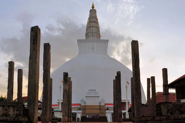 Mirisavatiya Dagoba Stupa, Anuradhapura, Sri Lanka — Stok fotoğraf