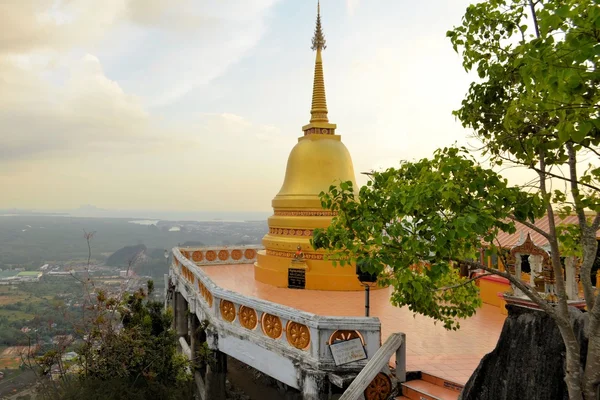 불교 타이거에서 동굴 사원, 크 라비, 태국 — 스톡 사진