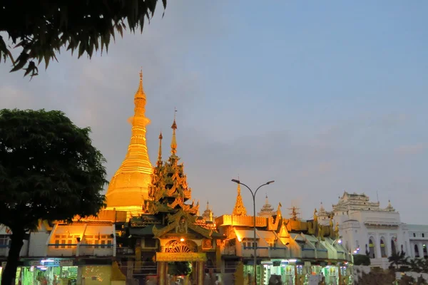 Illuminated Sule pagoda in Yangon, Myanmar — Stock Photo, Image