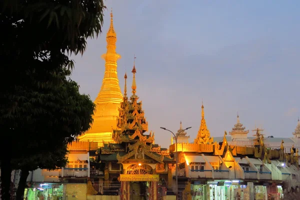 Illuminated Sule pagoda in Yangon, Myanmar — Stock Photo, Image