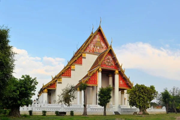 Temple bouddhiste thaïlandais dans l'ancienne capitale Ayutthaya — Photo