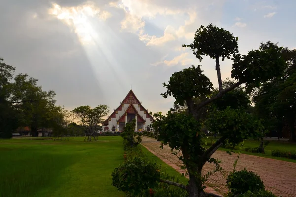 Boeddhistische Thaise tempel in voormalige hoofdstad Ayutthaya — Stockfoto